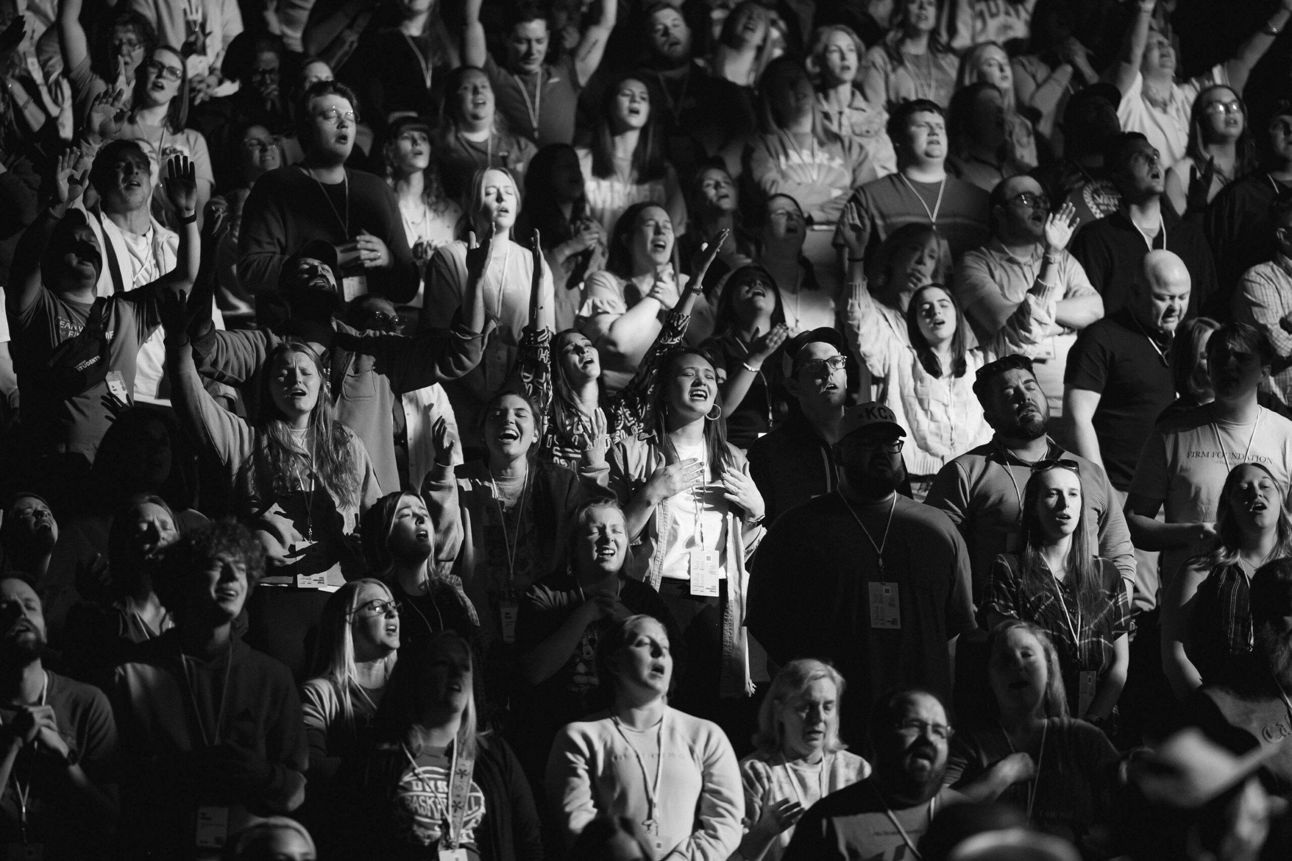 große gruppe an menschen die singen